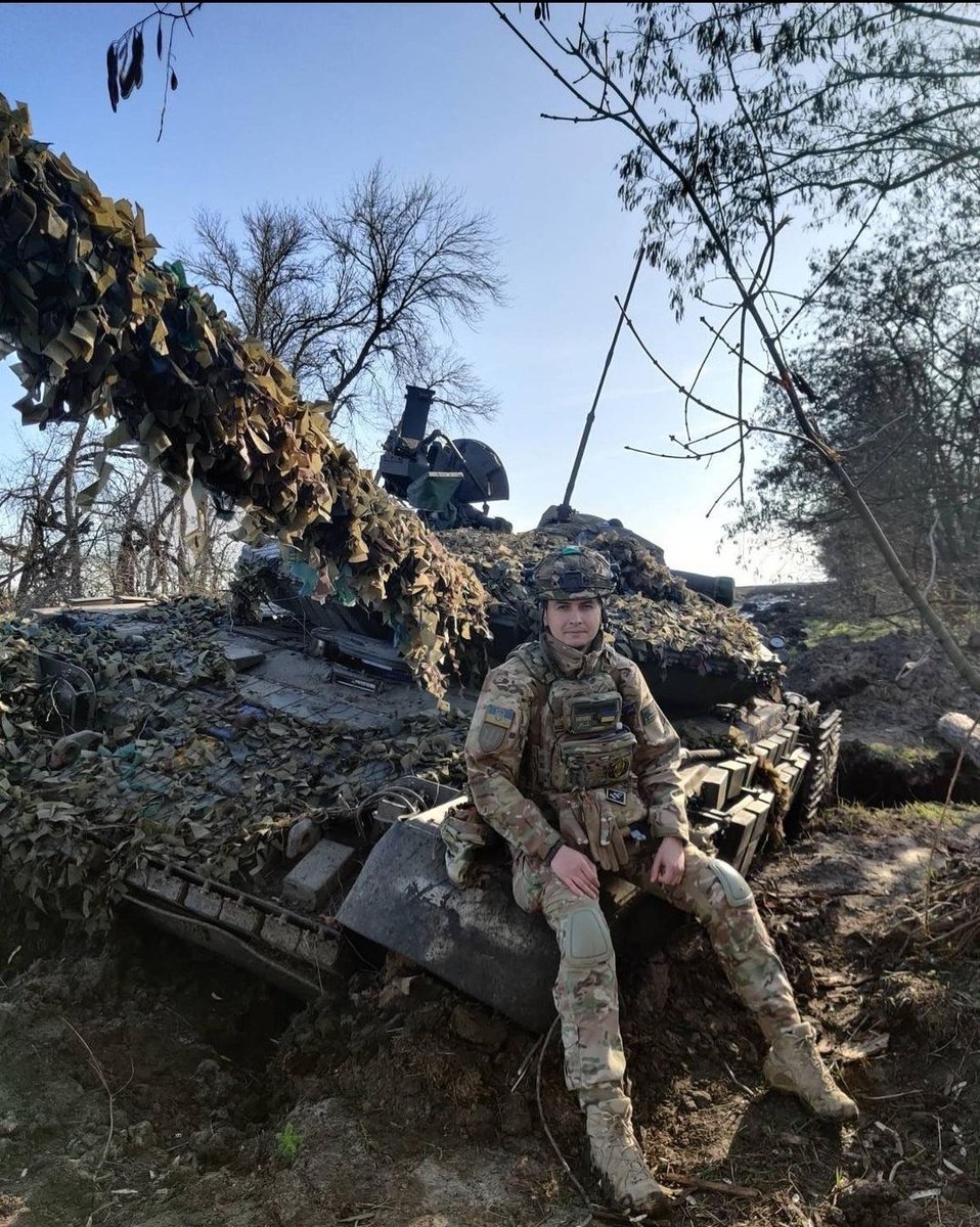 Друзі, на цьому фото Олексій <a href="/my99reality/">жирнослав 🇺🇦</a> 
Він не дуже має час на соцмережі і тому зовсім не поширює та не говорить на кожному кроці про свій збір на нічний дрон.
А дрон потрібний.
Тому давайте ми поширимо цей збір за нього.
Нижче даю реквізити та більше інформації про сам збір