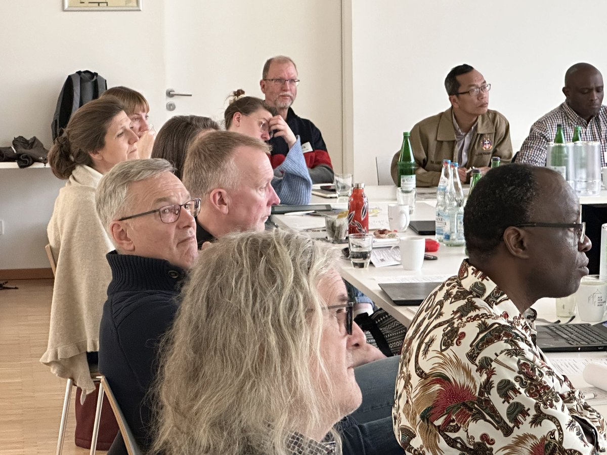 vemission's tweet photo. Unser Fachforum Internationale #Ökumene beschäftigte sich gestern und heute mit Kirchenpartnerschaften und #postkoloniale Kritik. Als Referent mit dabei @fmwombeki von der All Africa Conference of Churches. Am Tisch saßen u.a. Vertreter*innen der @ekvw_online und @ekir_de https://t.co/5chEVOAR8h