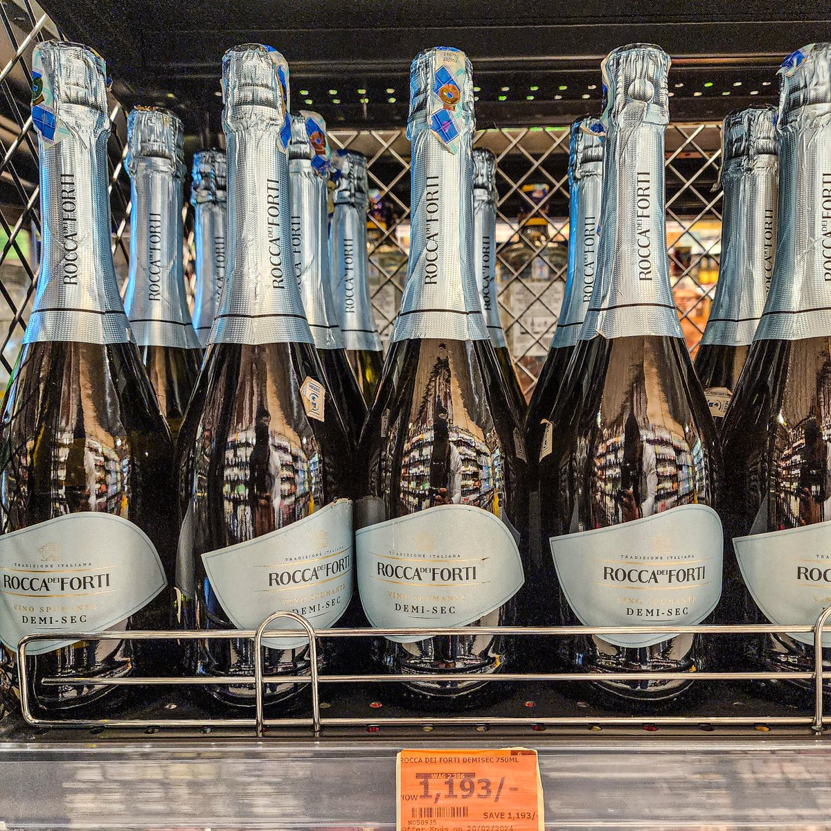 naivas_kenya's tweet photo. Wenye wali-promise kununua wine 🍷 this weekend we've got your back! Na variety iko kwa wingi - sweet, dry, red, rosé &amp; white zote zote! You'll be smiling your way back home!

#TheNaivasLoveLanguage ✓ | Not for sale to persons under 18 y.o