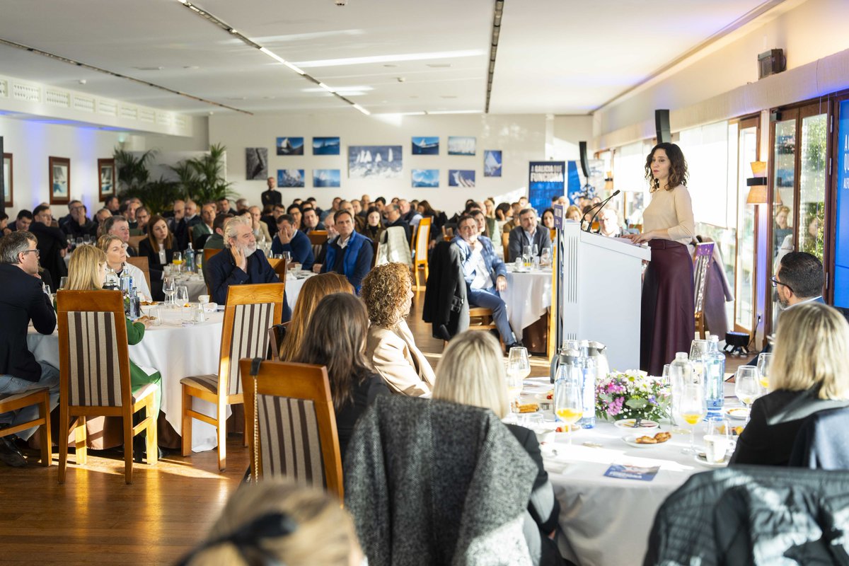 IdiazAyuso's tweet photo. O Galicia o el nacionalismo.

El domingo los gallegos han de apostar por la libertad y la prosperidad, cerrando la puerta a los que quieren vivir de problemas inventados subvencionados, pretendida superioridad y poder ilimitado.

Nos va el futuro de España en ello. https://t.co/LaHAwGKSkH