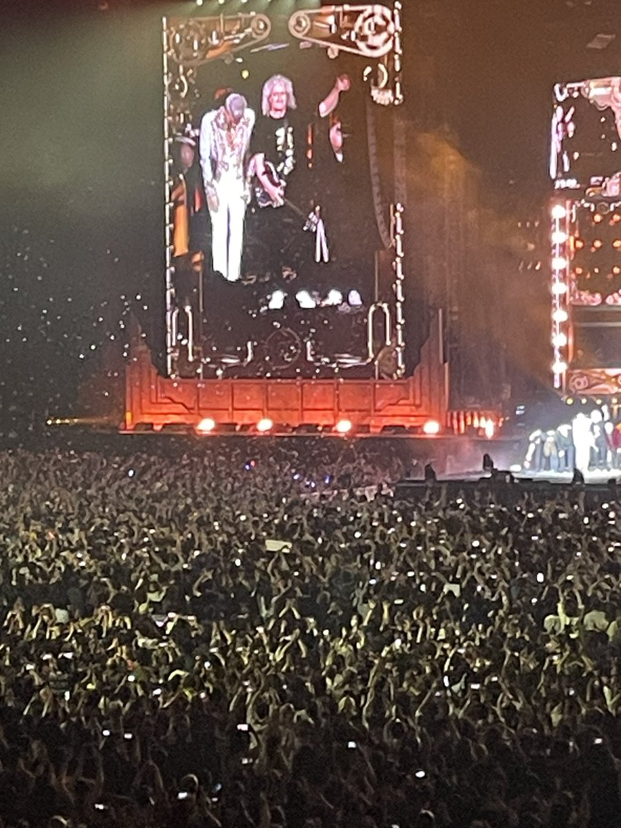 Queen + Adam Lambertのライブ行ってきました！

演出も演奏もとにかく凄かった、、