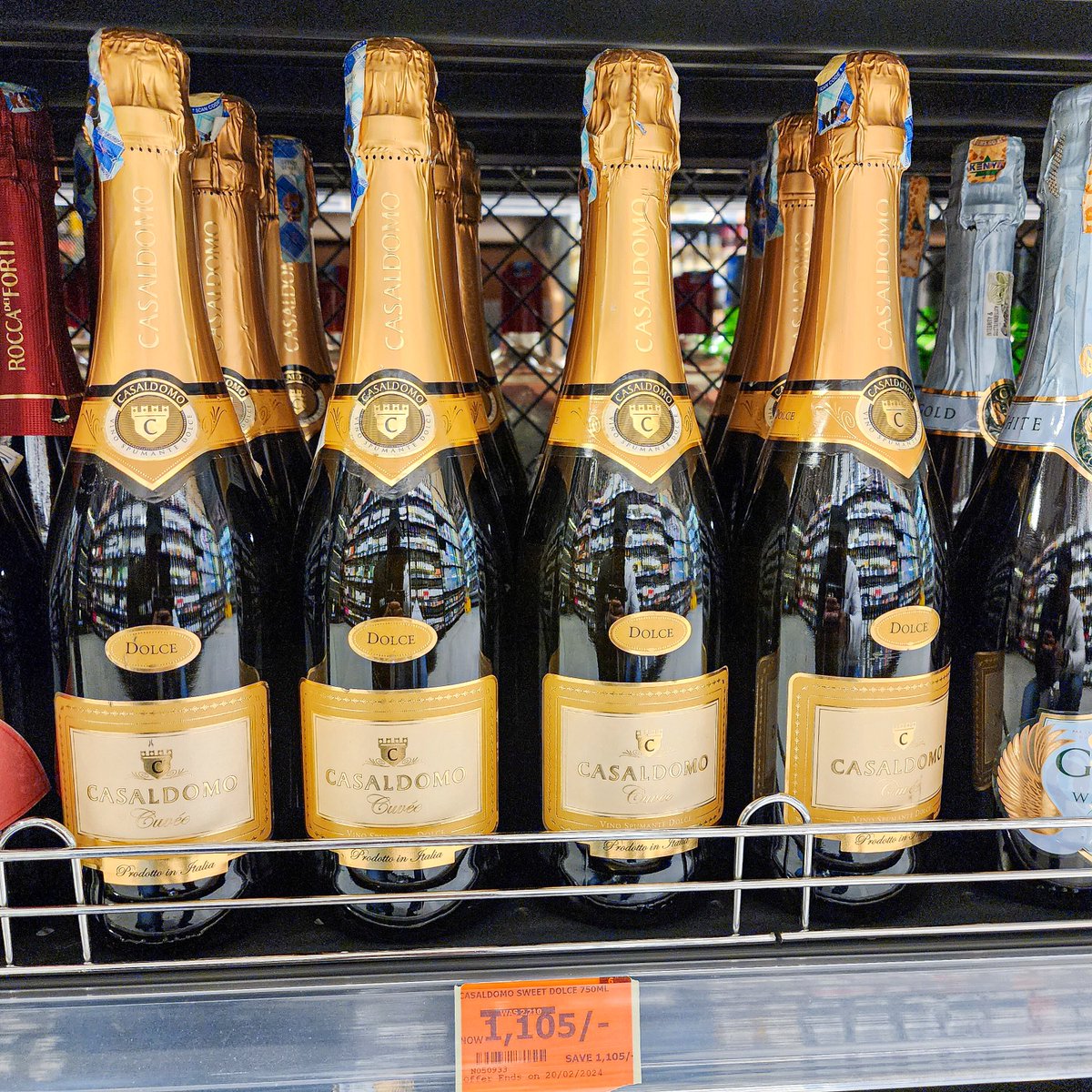 naivas_kenya's tweet photo. Wenye wali-promise kununua wine 🍷 this weekend we've got your back! Na variety iko kwa wingi - sweet, dry, red, rosé &amp; white zote zote! You'll be smiling your way back home!

#TheNaivasLoveLanguage ✓ | Not for sale to persons under 18 y.o