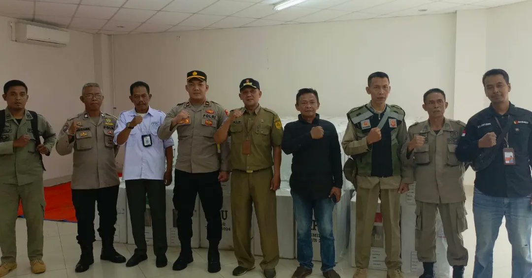 HumasSekCiawi's tweet photo. Personil Polsek Ciawi Polres Bogor Yang Terlibat Dalam Operasi Mantap Brata 2024, Melaksanakan Giat Pendistribusian Logistik Pemilu Dari Gudang Logistik PPK Kec. Ciawi, Kepada Masing-masing PPS Di Wilayah Kec. Ciawi Kab. Bogor. Situasi Aman Terkendali.
#operasimantapbrata2024 https://t.co/WfccVE9kh5