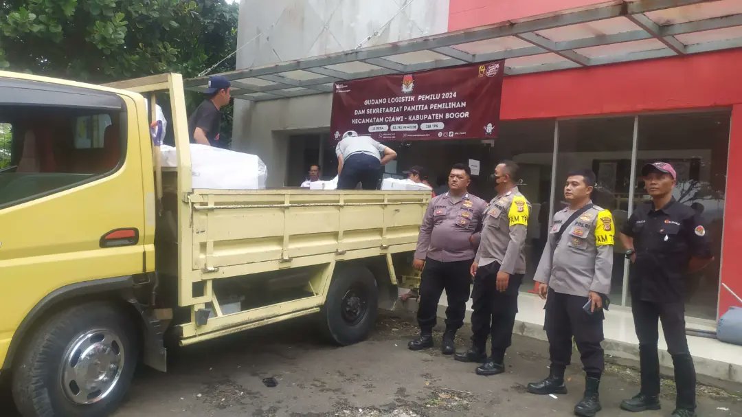 HumasSekCiawi's tweet photo. Personil Polsek Ciawi Polres Bogor Yang Terlibat Dalam Operasi Mantap Brata 2024, Melaksanakan Giat Pendistribusian Logistik Pemilu Dari Gudang Logistik PPK Kec. Ciawi, Kepada Masing-masing PPS Di Wilayah Kec. Ciawi Kab. Bogor. Situasi Aman Terkendali.
#operasimantapbrata2024 https://t.co/WfccVE9kh5