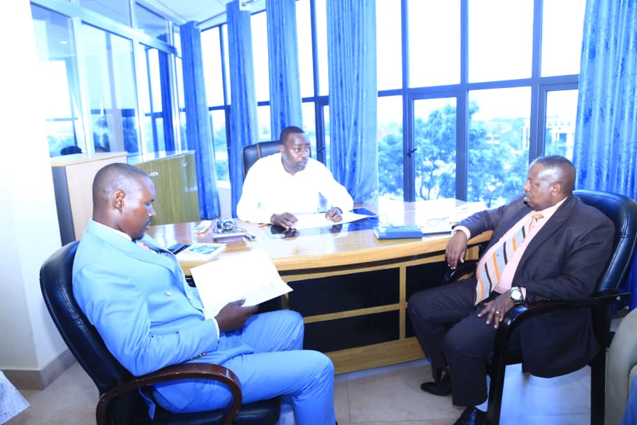 etionnette's tweet photo. #Burundi Séance de remise et reprise en Mairie de Bujumbura aux départements du budget, du comptabilité et le service comptabilité ce jeudi 15/2/2024, cela en présence du Chef de cabinet Charles Bahizi et des conseillers au Cabinet @MairieBuja et du secrétaire exécutif municipal. https://t.co/5PGfLnVBBC