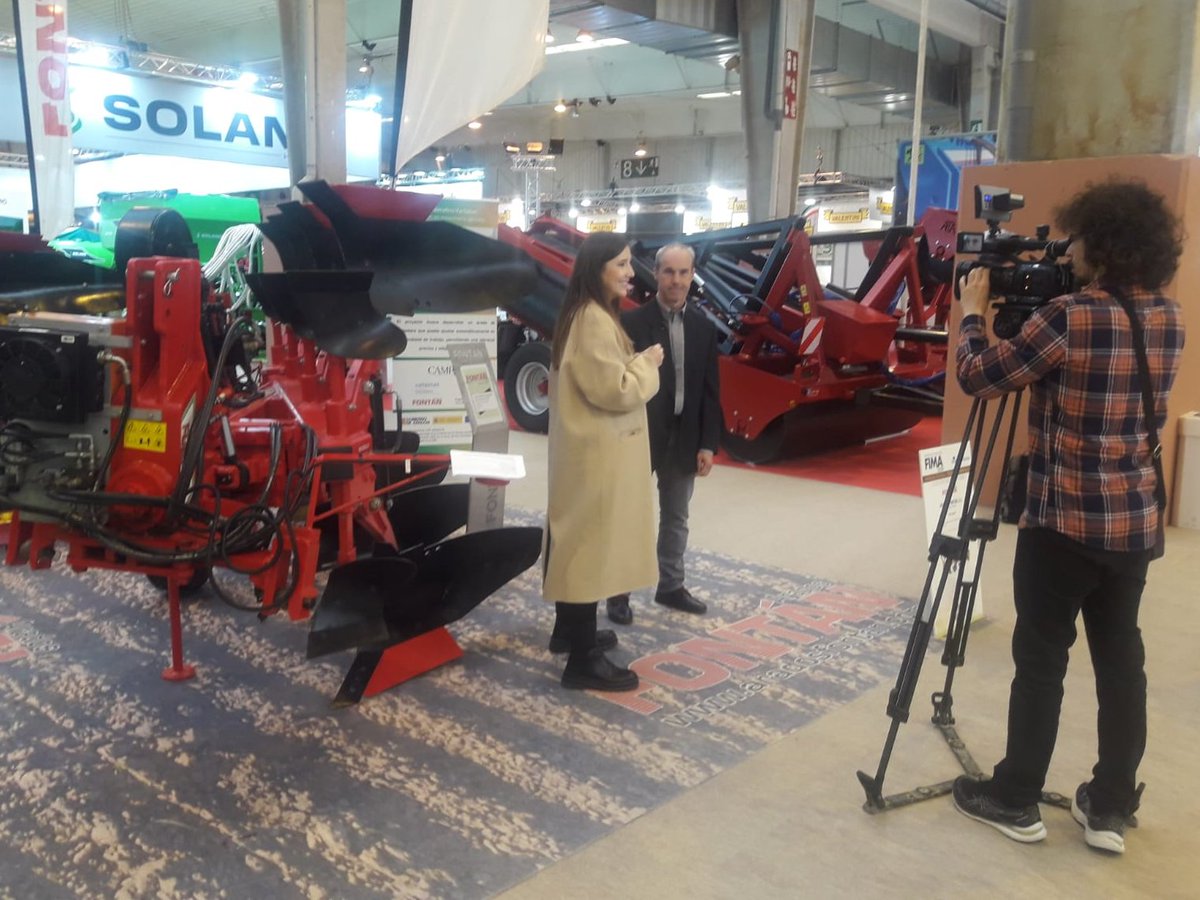 🎙️🎥 Está claro que a las cámaras les gusta nuestro stand de @fima_agricola 😁 Pronto podremos enseñaros el resultado de ambas entrevistas. Por ello, recordad seguirnos en el resto de nuestras redes sociales y visitar nuestra página web para no perderos ninguna novedad ⬇️