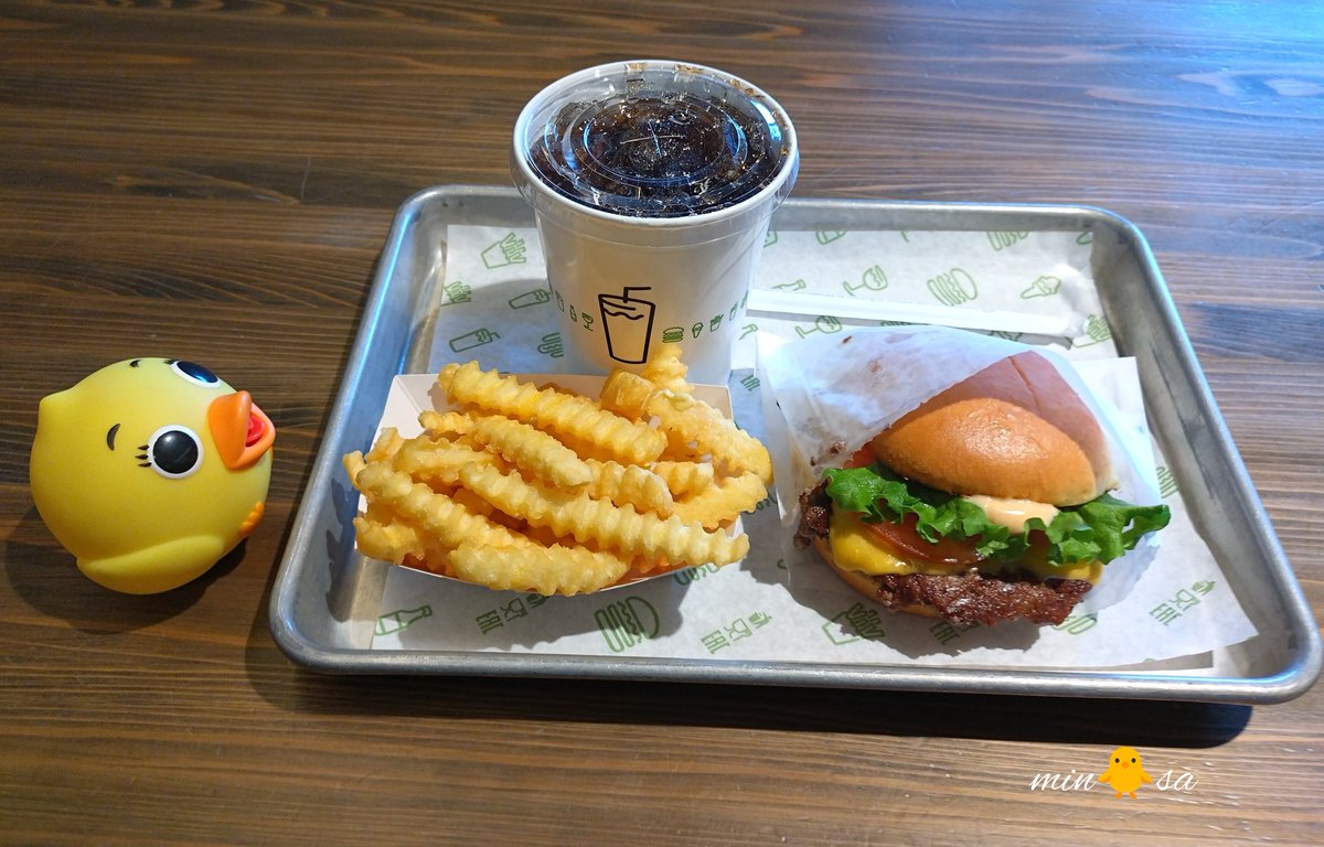 MusicLabo001's tweet photo. 🍔🍟🐥サイドメニュー😆
（みんさー）
#ピヨ太郎が行く
#サンスマイルトイズ
#shakeshack 
#shackburger
#東京ドーム https://t.co/NYU0ZQjNpy