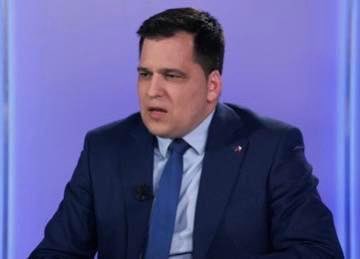 tomio_cz's tweet photo. Europoslanec KDU-ČSL Zdechovský řekl urážlivě a arogantně o chystaném pondělním protestu českých zemědělců, že “ho rozhodně nepodporuje, protože to organizuje pátá kolona Ruska”. Co si o jeho vyjádření myslíte vy? Napište mi do komentářů. 

SPD podporuje protesty zemědělců. Fialova vláda a EU likvidují české zemědělství. Hnutí SPD považuje požadavky českých zemědělců a potravinářů a také Asociace samostatných odborů, kteří připravují na 19. února akci občanského protestu, za zcela oprávněné. Zemědělci masově protestují v celé Evropské unii. Hlavními důvody jsou uplatňování nesmyslného projektu Evropské unie Green Deal, rostoucí dovoz zemědělských komodit z mimounijních oblastí a schvalování dalších smluv umožňujících tyto dovozy, dále také schválené snížení „evropských dotací” na zemědělství ve prospěch podpory imigrace, podpory zbrojení a podpory režimu na Ukrajině. Kromě toho nadnárodní maloobchodní řetězce odmítají platit vyšší výkupní ceny odpovídající nákladům zemědělců, a naopak udržují, nebo dokonce zvyšují své naprosto nepřiměřené obchodní přirážky a tím zvyšují ceny potravin pro občany. Dva roky je Fialova vláda vůči našim zemědělcům hluchá a nejednala s nimi. Dlouhodobě upozorňujeme na to, že vláda a ministři zemědělství za KDU-ČSL nebrání zájmy a práva našich zemědělců a potravinářů a že naopak vládní pětikoalice tyto klíčové sektory našeho národního hospodářství těžce poškozuje a postupně likviduje. Naše zemědělství a potravinářství poškozuje byrokracie, dramaticky vysoké ceny energií, hnojiv, nájmů, pojištění, vody, osiv, práce atd., ale i vládou tolerované dovozy nekvalitních zemědělských komodit a produktů z Ukrajiny, kde nejsou dodržovány přísné normy EU. Zemědělství je strategickým odvětvím, které si zaslouží speciální podporu a ochranu ze strany státu. Hnutí SPD dlouhodobě naše zemědělce a potravináře hájí a prosazuje jejich ochranu například ve formě legislativních návrhů na obranu a podporu naší potravinové bezpečnosti a soběstačnosti. Tyto návrhy však vládnoucí pětikoalice odmítá.