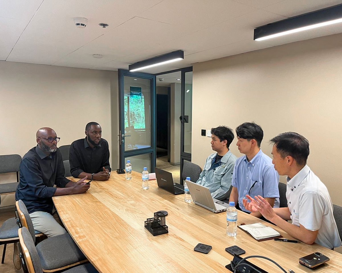 Star7Technology's tweet photo. Productive meeting yesterday with Japan's leading lightning protection manufacturer, OTOWA ELECTRIC LTD. Discussed partnership expansion and plans to introduce their advanced tech to Rwanda. Excited for the upcoming installations! ⚡️ #TechPartnership #Innovation #safety https://t.co/qdaDrFKyiu