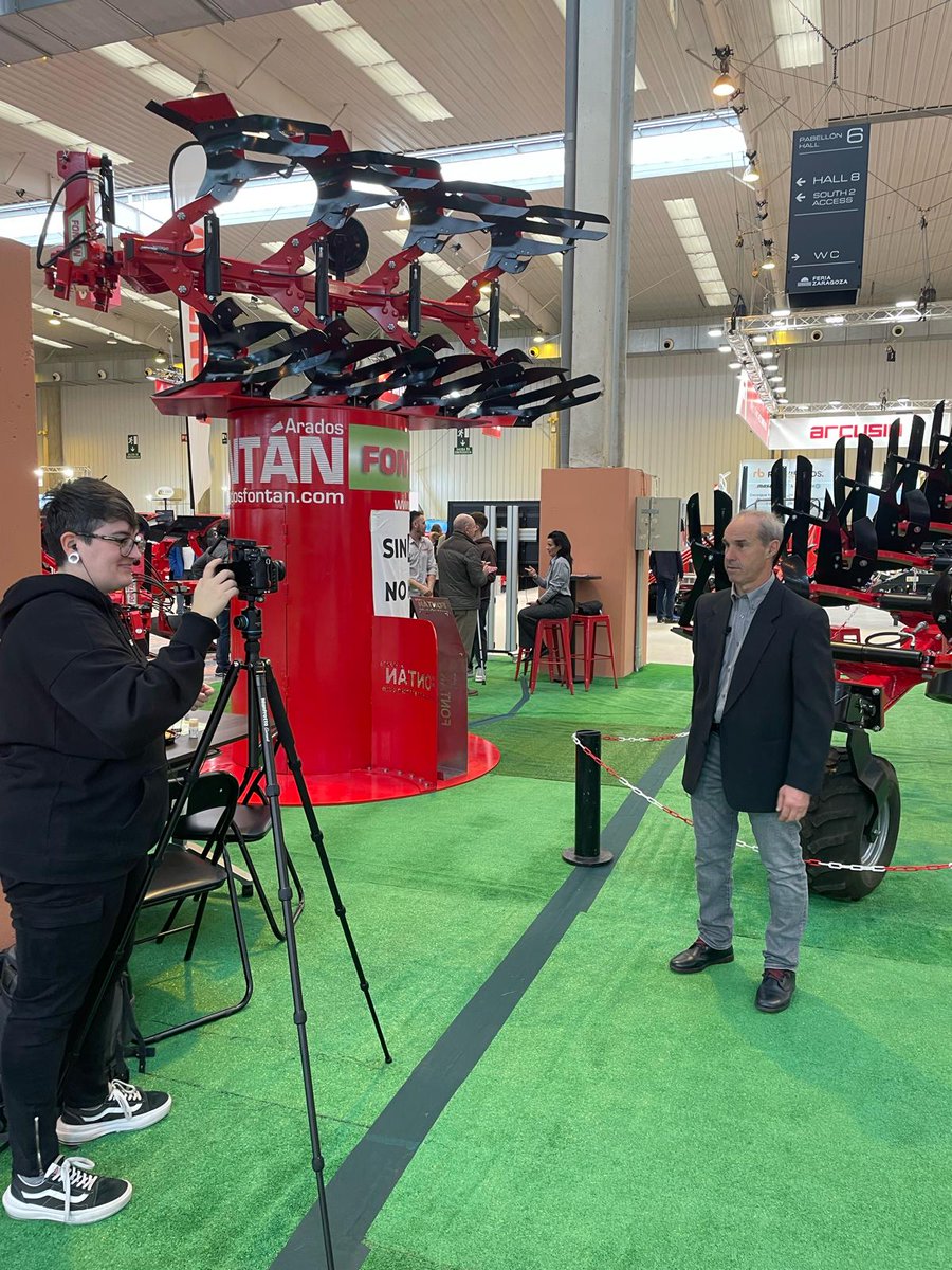 AradosFontan's tweet photo. 🎙️🎥

Está claro que a las cámaras les gusta nuestro stand de @fima_agricola 😁

Pronto podremos enseñaros el resultado de ambas entrevistas. Por ello, recordad seguirnos en el resto de nuestras redes sociales y visitar nuestra página web para no perderos ninguna novedad ⬇️ https://t.co/zFRyKYLuFd