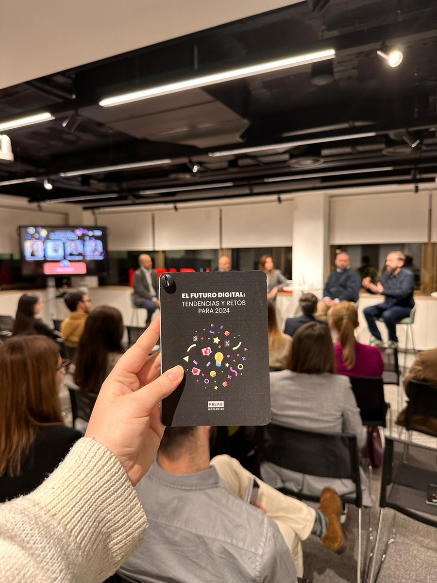 🔴 Ayer nuestro equipo de #ComunicaciónDigital presentó el informe "El futuro digital: Tendencias y retos para 2024" en su #KreabDigitalBeers. Durante el evento, pudimos reflexionar sobre los avances de la #IA y las novedades en redes sociales.

¡Gracias a todos los asistentes!