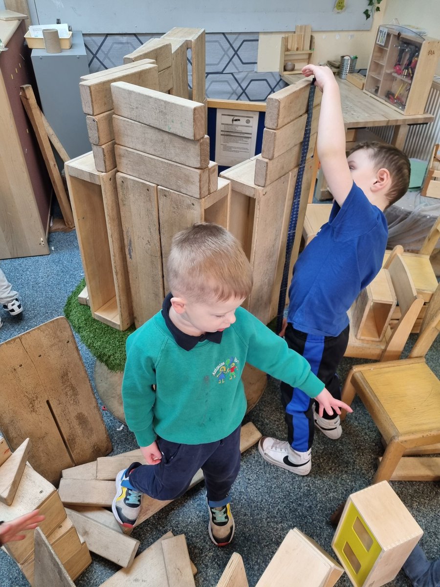 antonineps_nurs's tweet photo. Busy Builders. Look at this fabulous creation!
J" It's 10 Hundred tall"
O" we use the tape to measure"
R" It has numbers on it"
#antostem #antotech #antomaths https://t.co/VpE4AEn3CM
