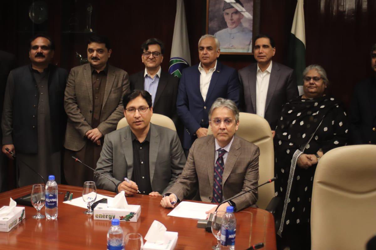 mazharkcl's tweet photo. 🚆🛢️ Exciting News! Pakistan Railways (PR) and Pakistan State Oil (PSO) have just inked a strategic partnership agreement focusing on a fuel management system. This collaboration promises mutual benefits: Railways will gain from enhanced fuel management efficiency, while PSO secures a long-term market. Together, these state entities are set to reap significant advantages from their joint efforts. Shahid Ashraf Tarar Federal Minister for Railways, Syed Mazhar Ali Shah Secretary/Chairman Railways, CEO Railways and MD PSO witnessed the ceremony at PSO headquarters Karachi.