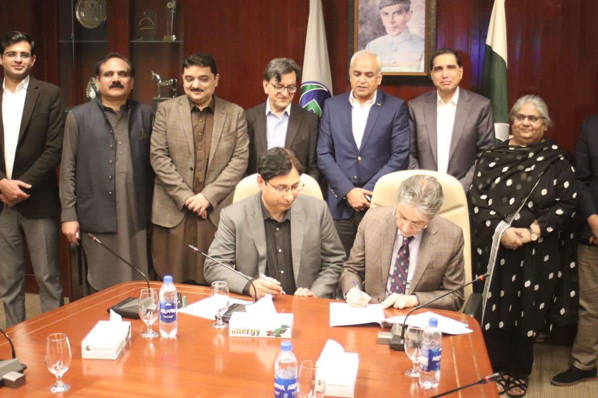 mazharkcl's tweet photo. 🚆🛢️ Exciting News! Pakistan Railways (PR) and Pakistan State Oil (PSO) have just inked a strategic partnership agreement focusing on a fuel management system. This collaboration promises mutual benefits: Railways will gain from enhanced fuel management efficiency, while PSO secures a long-term market. Together, these state entities are set to reap significant advantages from their joint efforts. Shahid Ashraf Tarar Federal Minister for Railways, Syed Mazhar Ali Shah Secretary/Chairman Railways, CEO Railways and MD PSO witnessed the ceremony at PSO headquarters Karachi.