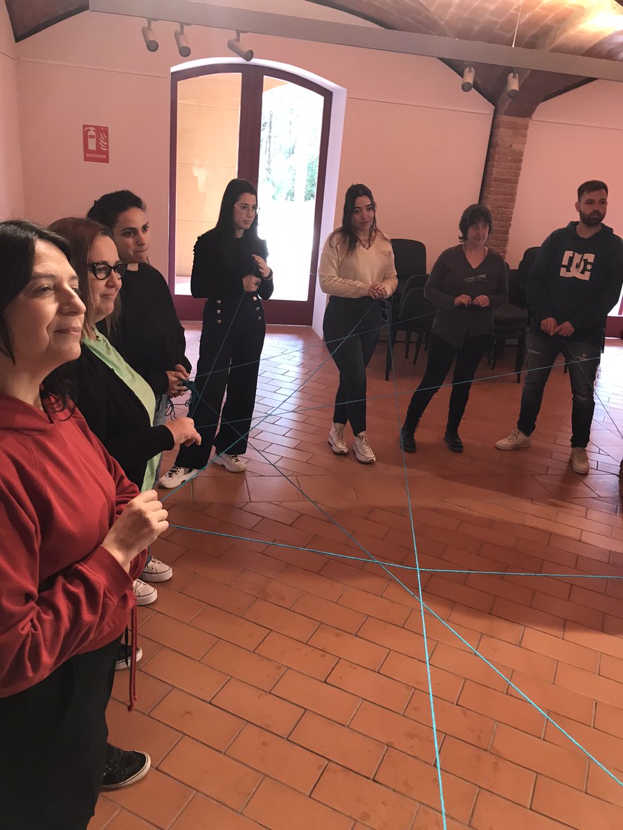 SCJoveBaix's tweet photo. Ahir vam gaudir de les activitats de #FemTec de @joventutdiba per connectar amb la presència, escolta activa i l'autoconeixement.
Gràcies @ajuntamentsesrovires per la gran acollida, a la Rosa per la bona dinamització, i a les participants per la bona predisposició! https://t.co/bE118kBCls