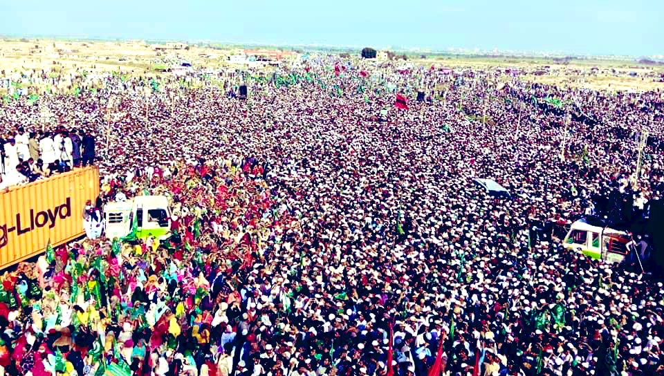 نه ڪرسي،  نه پنڊال، نه سرڪاري ملازم، نه پوليس،
صرف عورتون ئي عورتون، ماڻهون ئي ماڻهو، 
#GrandProtestHyderabad