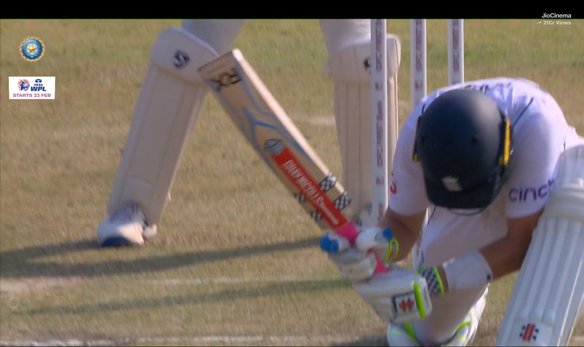 CricCrazyJohns's tweet photo. - Umpire couldn't believe.
- Keeper was searching the ball.
- Rohit had no words, just a smile.

Ollie Pope played a ridiculous shot over the head of keeper vs Jadeja. https://t.co/R7DGUqaNpc