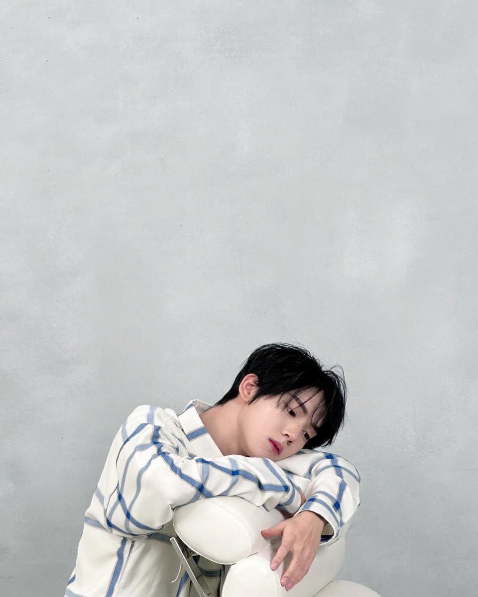 Wrapped in pristine white with a touch of serene blue, capturing the essence of tranquility amidst the chaos of life. Each hue tells a story, blending seamlessly to paint a portrait of serenity, where purity meets depth in a symphony of elegance.