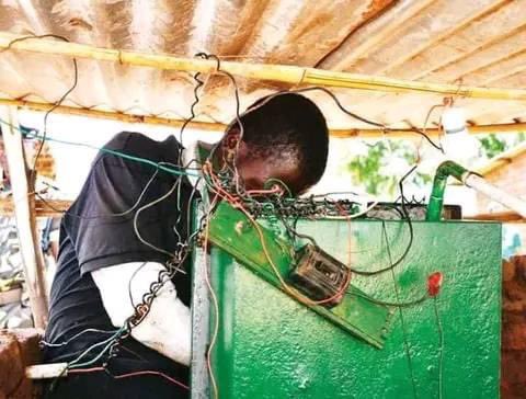 Joe__Bassey's tweet photo. IN MALAWI 🇲🇼 a 19-yr-old school dropout, Ernest Andrew has brought free electricity to his village using a self-made air-powered generator, bypassing use of fuel, oil or batteries. 

Andrew’s mother, Everlyn Chinguwo, says the young innovator dropped out of school in 2018 due to a lack of school fees but that didn't stop him from exploring his passion. 

📷 Screengrab:: VOA
#Africa
