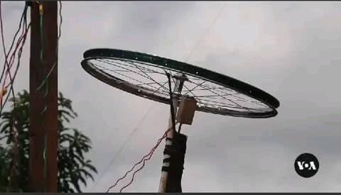 Joe__Bassey's tweet photo. IN MALAWI 🇲🇼 a 19-yr-old school dropout, Ernest Andrew has brought free electricity to his village using a self-made air-powered generator, bypassing use of fuel, oil or batteries. 

Andrew’s mother, Everlyn Chinguwo, says the young innovator dropped out of school in 2018 due to a lack of school fees but that didn't stop him from exploring his passion. 

📷 Screengrab:: VOA
#Africa