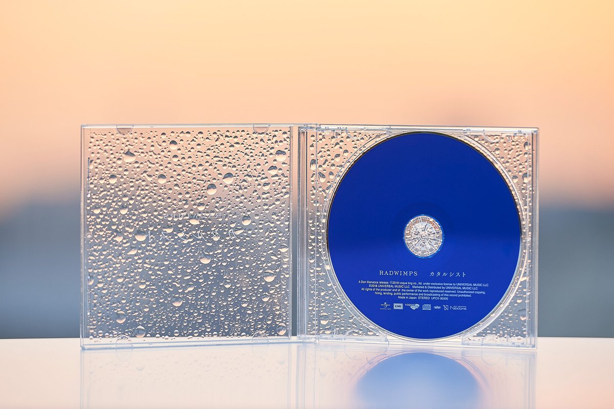creative_i_p's tweet photo. 【水滴】
RADWIMPS「CATHARSIST」のプロモーションは、スポーツの爽快感や汗を想起させるアートワークで統一されています。透明なCDケースに水滴を施した通称「汗ジャケ」や、同じく水滴が印刷された透明の中吊り広告と歌詞記載の広告でジャックした電車広告は、思わず実物が見たくなります。 https://t.co/vI4EIMiZLF