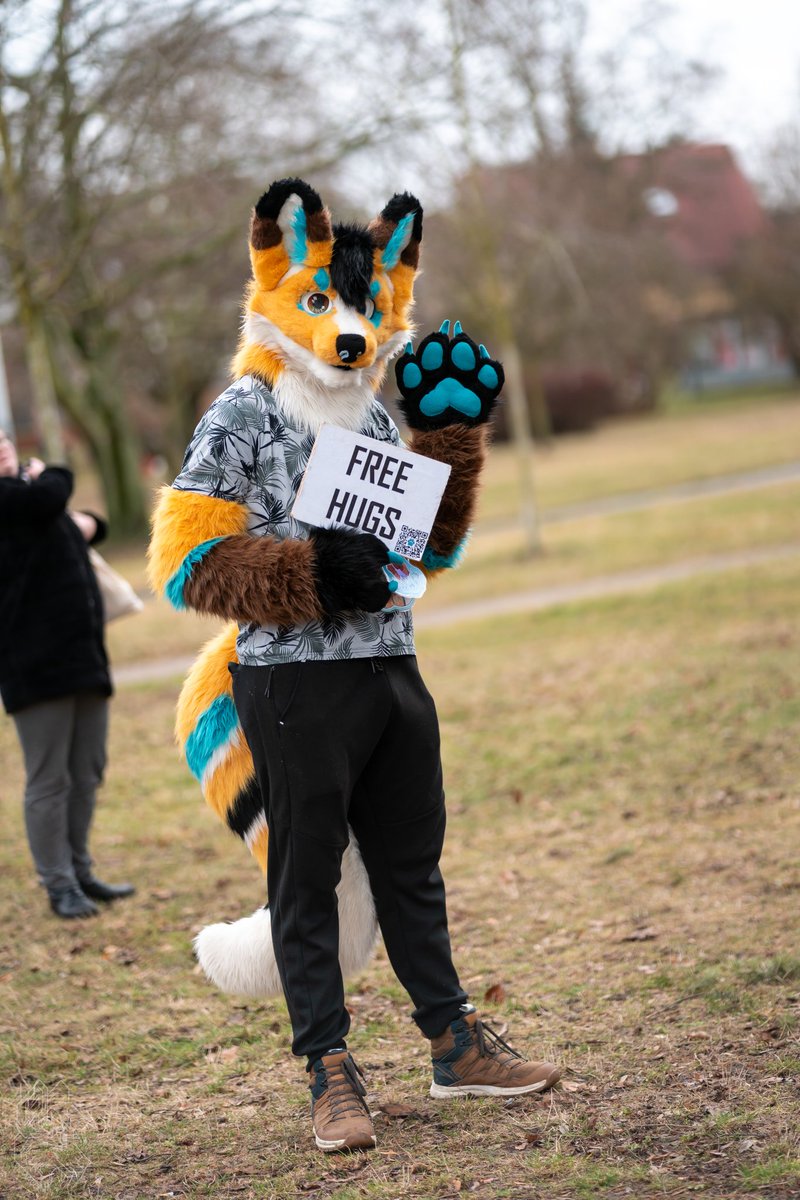 I am just standing here and waiting for my woman to come back ❤️🥰🙈
Happy #fursuitfriday 
📷 | <a href="/vlaaacek/">VlaceK</a>