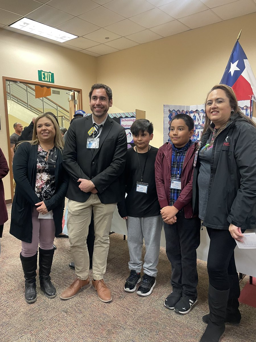 Our Mustang Scholars are ready for the Technology Showcase. @SocorroISD @ssaucedo_HDHES