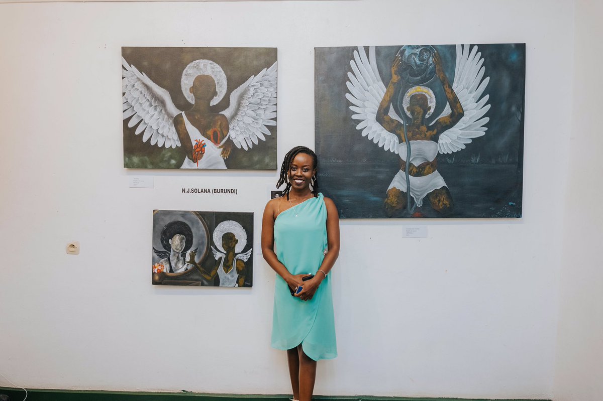 akezanet's tweet photo. 🔴L’artiste peintre Jessy Solana NIHORIMBERE dit NjSolana représente le Burundi à l’exposition Side by Side en cours à Niyo Arts Center au Rwanda.
========
La soirée marquant l’ouverture de cette exposition « Side by Side » organisée à Kigali par la Galerie Impundu Arts Center, a eu lieu en date du 3 février 2024. Cet événement d’art expose jusqu’au 18 février, les œuvres des artistes peintres féminins de 6 pays notamment, le #Burundi, l’#Ethiopie, la #Tanzanie, l’#Uganda, le #Kenya et le #Rwanda pays hôte. 

📍💬 « J’ai été touchée par le soutien bénéficié de la part des burundais qui sont venus assister à cet événement. Cette exposition a accueilli des artistes peintres féminins, toujours jugées minoritaires dans cet art et venues de quelques pays de l’EAC. De manière globale, j’ai eu des retours positifs sur mes œuvres. Grâce à cette participation, j’ai pu rencontrer des personnalités importantes et j’en ai gagné d’autres invitations pour des expositions de hauts niveau», indique l’artiste Jessy Solana NIHORIMBERE dit N.J Solana.

🔹Signalons que N.J Solana a embrassé le métier d’artiste peintre depuis 2018. Jusqu’alors, l’exposition Side by Side est sa première participation à l’étranger qui s’ajoute aux 3 autres participations au niveau local. 

📸: DR

#lesbeautesdecheznous #akezanet #art #Burundi