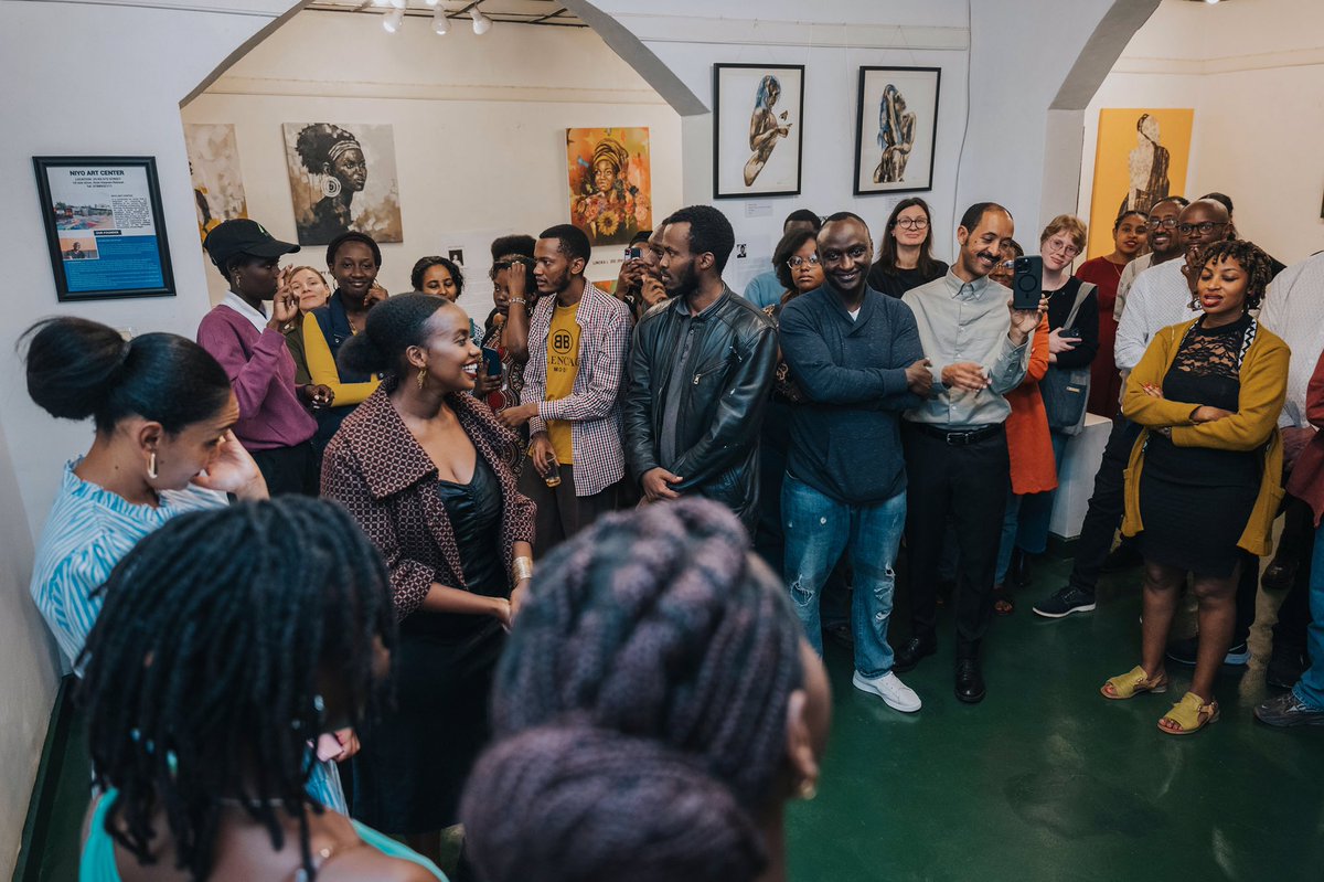 akezanet's tweet photo. 🔴L’artiste peintre Jessy Solana NIHORIMBERE dit NjSolana représente le Burundi à l’exposition Side by Side en cours à Niyo Arts Center au Rwanda.
========
La soirée marquant l’ouverture de cette exposition « Side by Side » organisée à Kigali par la Galerie Impundu Arts Center, a eu lieu en date du 3 février 2024. Cet événement d’art expose jusqu’au 18 février, les œuvres des artistes peintres féminins de 6 pays notamment, le #Burundi, l’#Ethiopie, la #Tanzanie, l’#Uganda, le #Kenya et le #Rwanda pays hôte. 

📍💬 « J’ai été touchée par le soutien bénéficié de la part des burundais qui sont venus assister à cet événement. Cette exposition a accueilli des artistes peintres féminins, toujours jugées minoritaires dans cet art et venues de quelques pays de l’EAC. De manière globale, j’ai eu des retours positifs sur mes œuvres. Grâce à cette participation, j’ai pu rencontrer des personnalités importantes et j’en ai gagné d’autres invitations pour des expositions de hauts niveau», indique l’artiste Jessy Solana NIHORIMBERE dit N.J Solana.

🔹Signalons que N.J Solana a embrassé le métier d’artiste peintre depuis 2018. Jusqu’alors, l’exposition Side by Side est sa première participation à l’étranger qui s’ajoute aux 3 autres participations au niveau local. 

📸: DR

#lesbeautesdecheznous #akezanet #art #Burundi