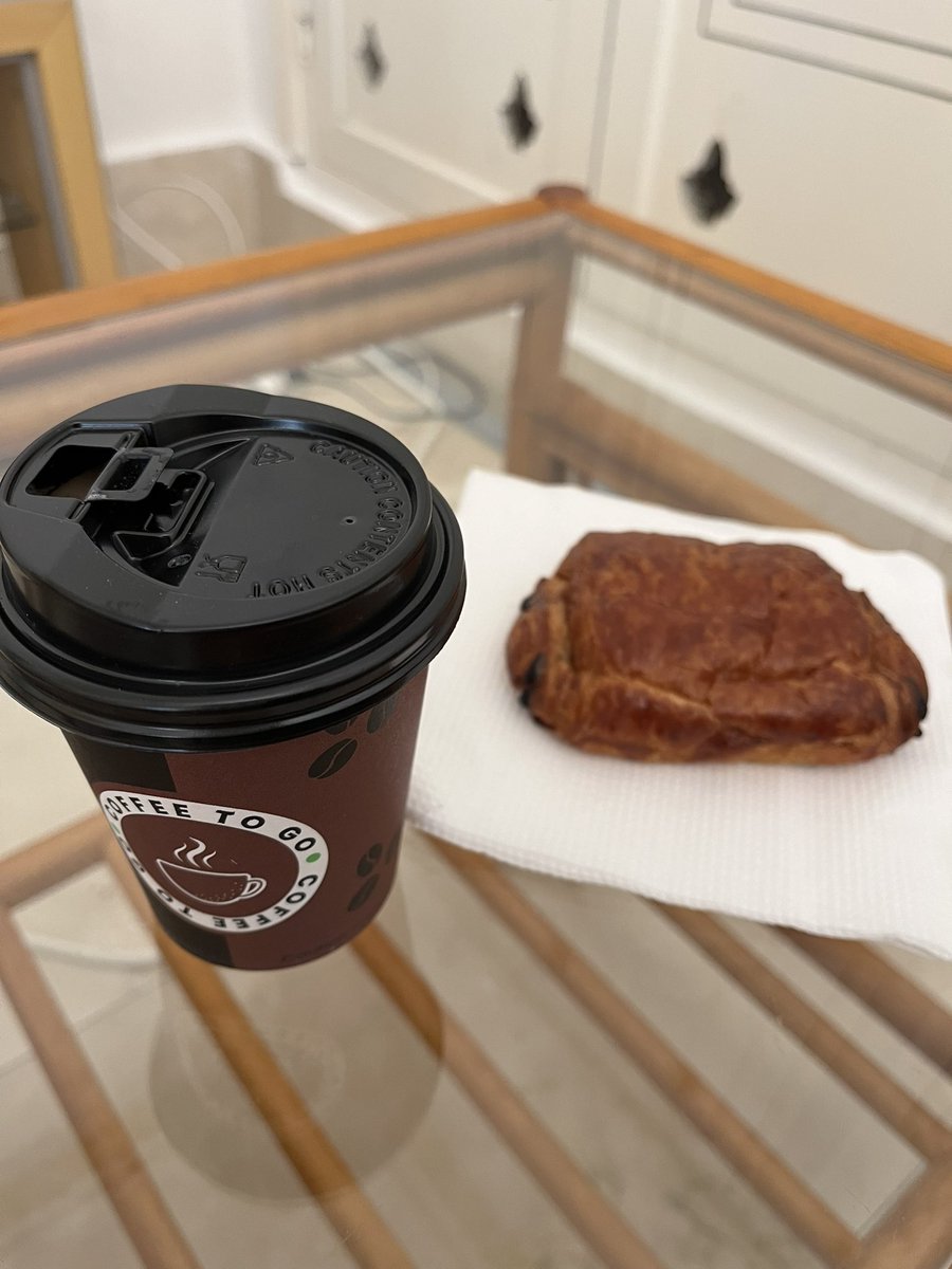 Le petit-déjeuner de week-end; un café au lait avec un pain au chocolat achetés au Spot Café, près de la résidence.
週末の朝食、公邸近くのSpot Café で買ったカフェオレとパンオショコラ。
#Djibouti #Japon #Ambassadeur #PetitDejeuner #SpotCafe