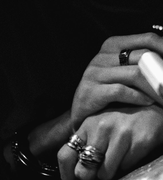 ⠀
      วันดี ปีชาติไม่คิดเปลี่ยน
      จนวันหนึ่ง
      มีคนหยิบยื่นเครื่ององค์สวมประดับ
      สวมให้ ด้วยความสัตย์
⠀