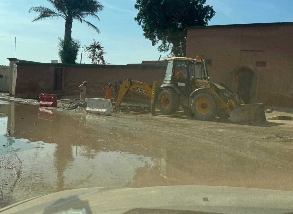 الى متى وهذا العبث يستمر 
اطراف البيوت تهالكت 
الطرق تكسرت
السيارات تعطلت
ايعقل نفس الموقع يتم اصلاحه لمرات عده ومواقع غيرها ولايكمل يومين إلا وينفجر
ألا يوجد رادع لهذه الشركات 
نتمنى من ابناء جعلان عامه والأشخرة خاصه بتوكيل محامي ورفع قضيه على هذه الشركات التي لاحسيب لها ولارقيب