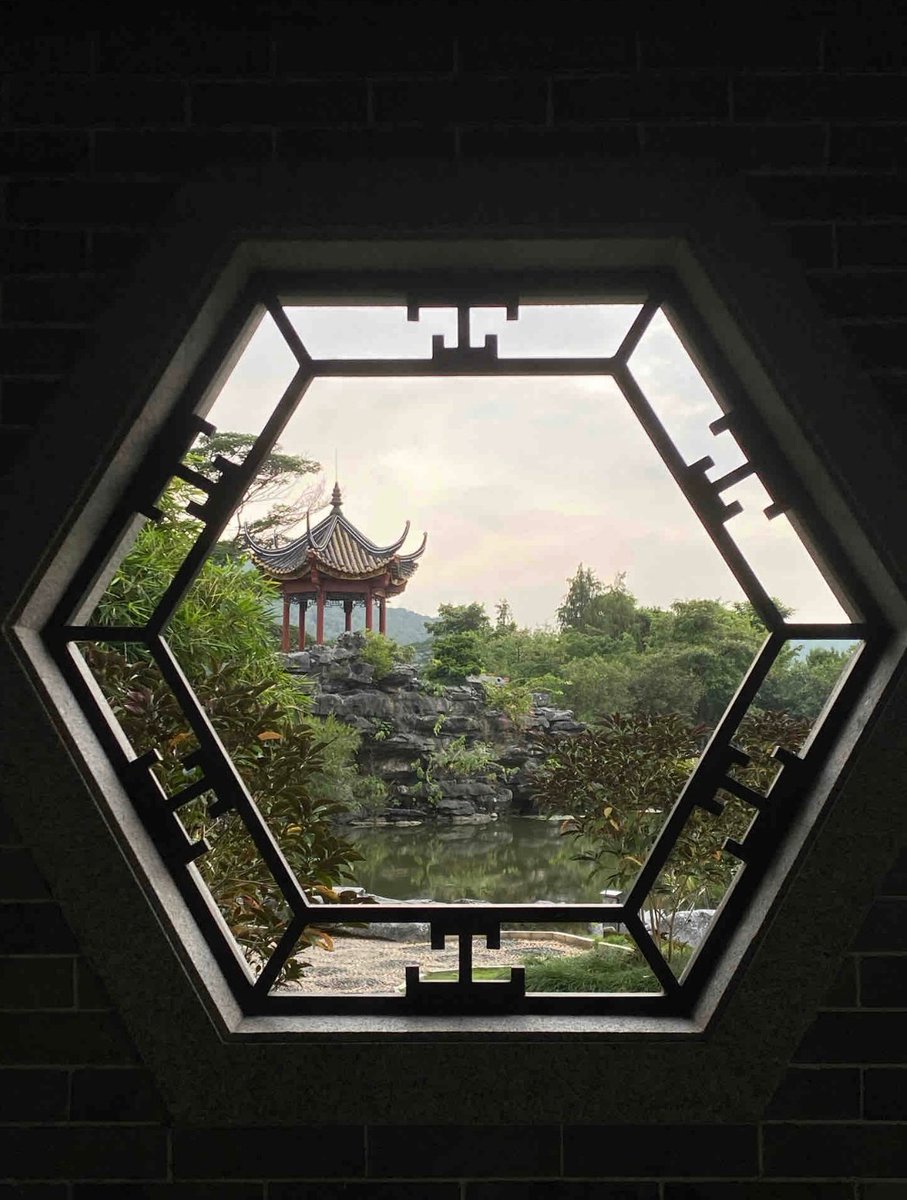 BettyQian344066's tweet image. Scenery from windows and doors.