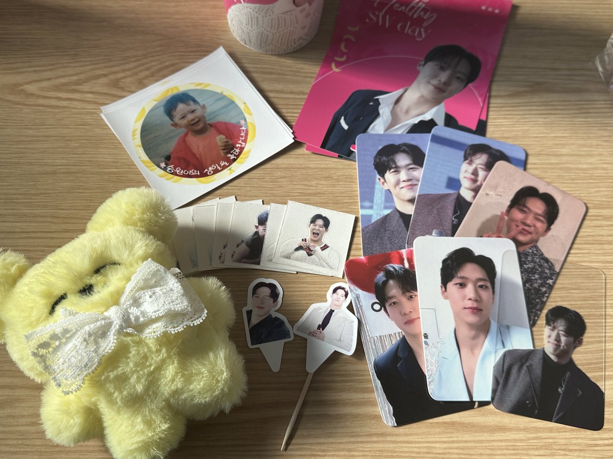 minggira_'s tweet photo. @HH_SWday 
(탐라에 기여운 바나나색 인형 뿌리기 헤헤)
이벤트 당첨된거 배송 오자마자 호다닥 언박싱 했어요🫶🏻 박스가 크길래 오잉 머지...? 했는데 박스 가득가득 사랑이 넘쳐요🩷 감사합니다!!! 인형도 넘 기여워요💛 https://t.co/FOXlkdnmSX