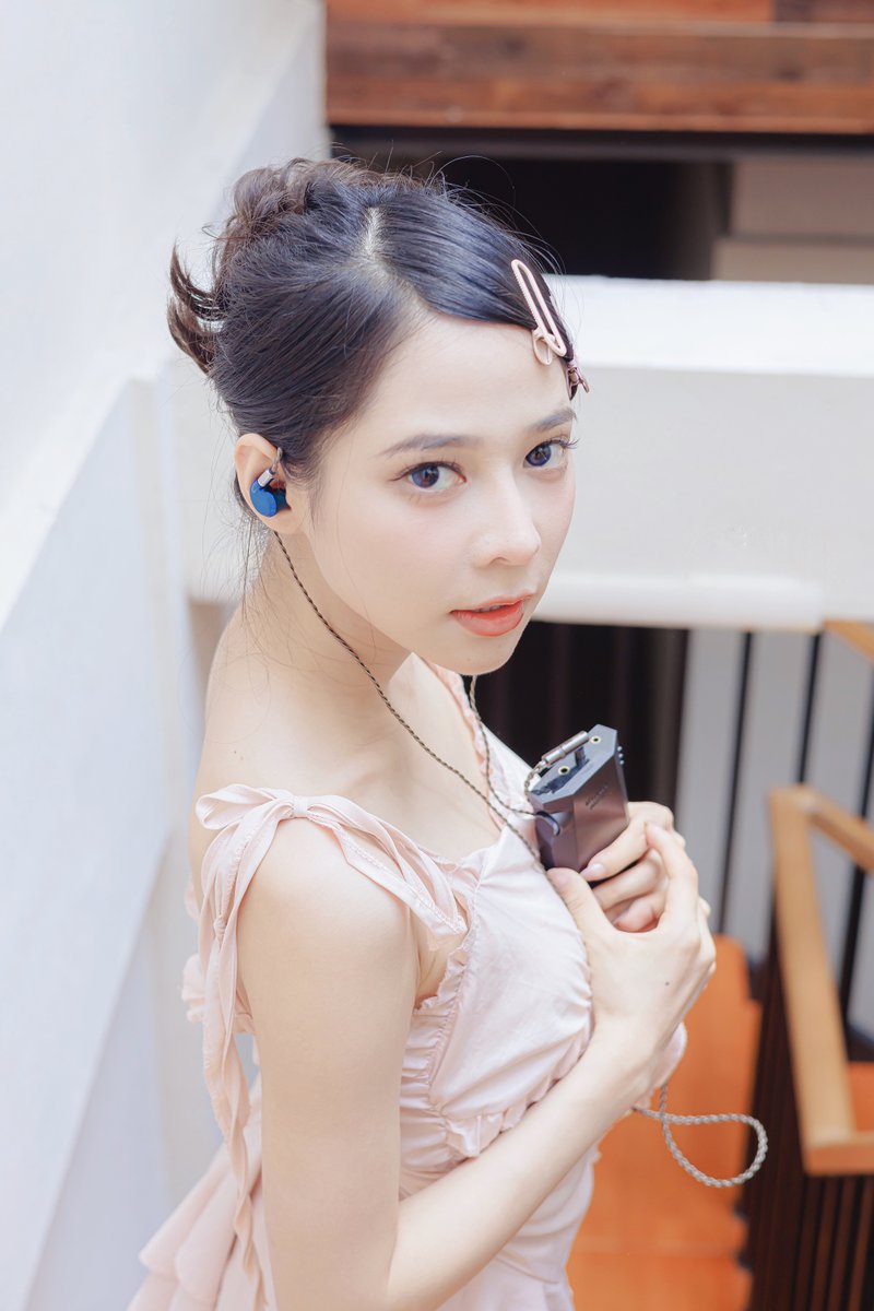 DUNU_Headphone's tweet photo. Just can't take my #FalconUltra off you. #DunuHeadphone https://t.co/NN5yNCOrhQ