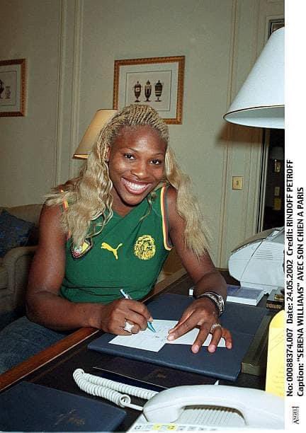lataniere237's tweet photo. 𝐐𝐮𝐚𝐧𝐝 𝐥𝐞𝐬 𝐥𝐢𝐨𝐧𝐬 𝐫𝐮𝐠𝐢𝐬𝐬𝐚𝐢𝐞𝐧𝐭 𝐞𝐧𝐜𝐨𝐫𝐞

Serena Williams avec le célèbre maillot des lions indomptables dans les rues de Paris en 2002 https://t.co/x6JlMifeVR