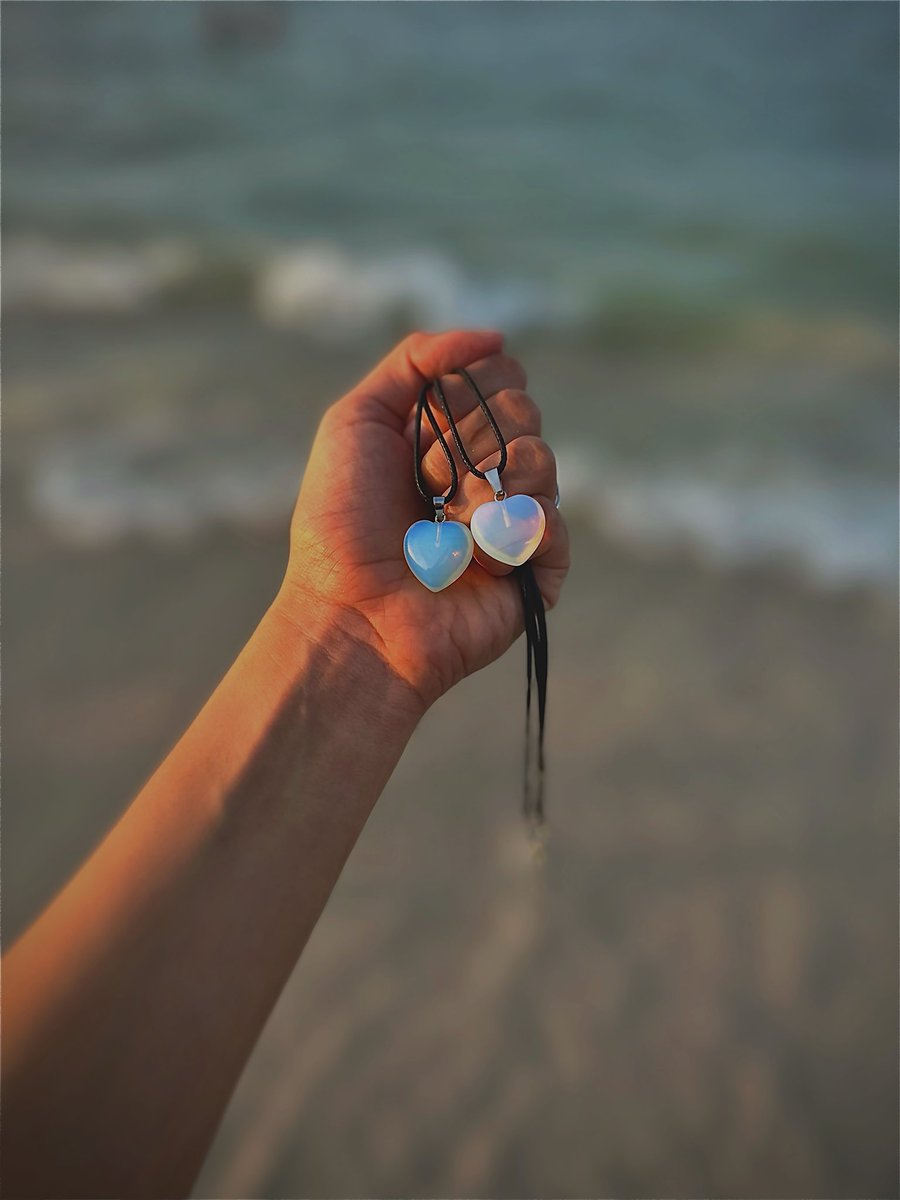 m_tucha's tweet photo. Es hermoso escuchar CONTIGO de @karolg y  sentir como el corazón brinca, corre, sonríe, grita de amor por alguien que simplemente te roba las miradas, las sonrisas y los suspiros 😍Chi dedicada a mi novia. 🍑 https://t.co/54TW3otFVH