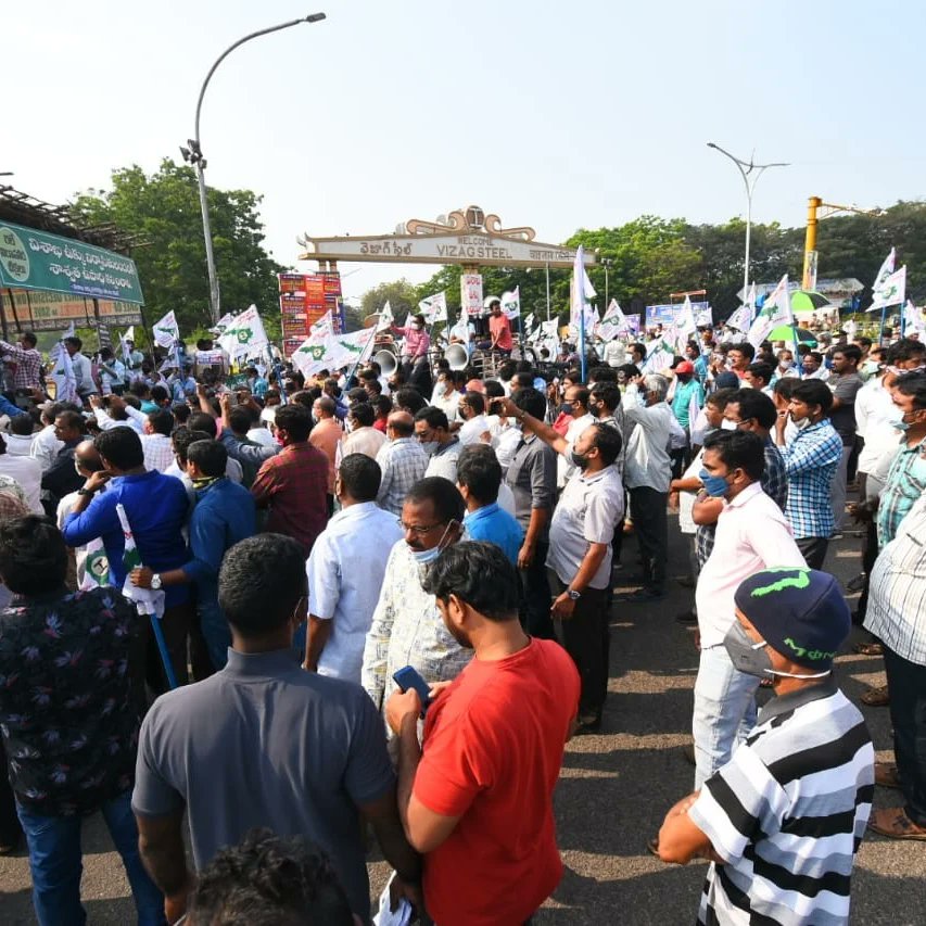 BojjaSuman2's tweet photo. SaveVizagsteelplant
విశాఖ ఉక్కు కర్మాగారాన్ని అమ్మడానికి వ్యతిరేకంగా రాస్తా రోకో చేస్తున్న ఉక్కు కార్మిలు
#stopsaleofrinl
#merger_rinlwithsail
#1100daysofRINLprotest
@ysjagan
@narendraModi
@ncbn
@PawanKalyan
@RINL_VSP
@SteelMinIndia https://t.co/2tfzBjdFGh