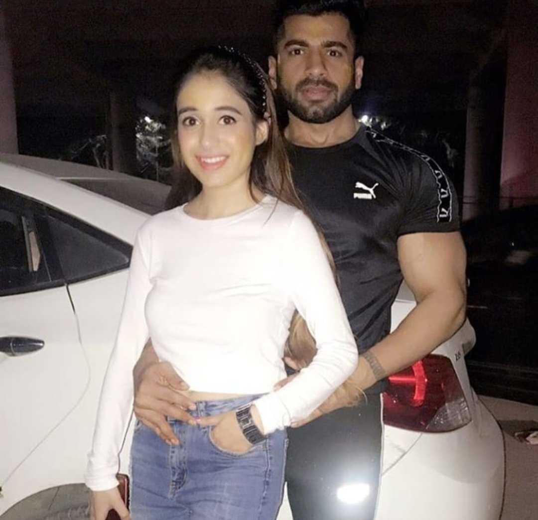 DeepikaC9001's tweet photo. @AbhishekMalhan4 's 3rd hand Girl friend for whom he called Manisha behen.He thinks he could hid it. Bring it and spill over all his doglapaan on X so that another hypocrite will not be born next time. 

#Homies #Abhisha #Abhiya https://t.co/hFMyZKMHmj
