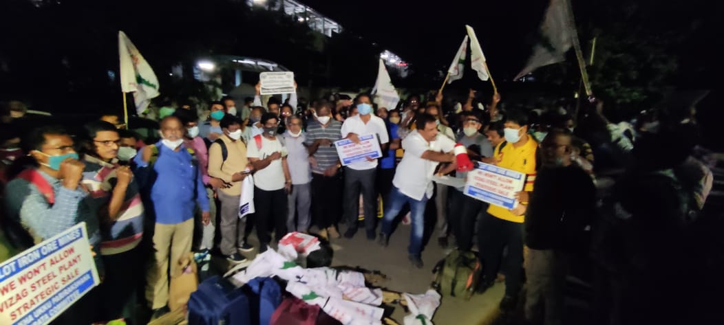 BojjaSuman2's tweet photo. SaveVizagsteelplant
విశాఖ ఉక్కు కర్మాగారాన్ని అమ్మడానికి వ్యతిరేకంగా రాస్తా రోకో చేస్తున్న ఉక్కు కార్మిలు
#stopsaleofrinl
#merger_rinlwithsail
#1100daysofRINLprotest
@ysjagan
@narendraModi
@ncbn
@PawanKalyan
@RINL_VSP
@SteelMinIndia https://t.co/2tfzBjdFGh