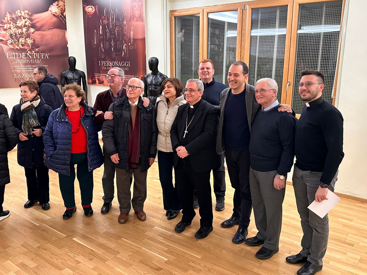 roccofranciosa's tweet photo. Siamo grati e onorati di aver consegnato al nostro Vescovo Diocesi di #Melfi #Rapolla #Venosa Monsignor Ciro Fanelli la #tesseradelsocio onorario di #Epli Ente Pro-Loco Italiane #ProLocoBasilicata  ❤️🇮🇹
#proloco #barile #Vulture #basilicata #lucania https://t.co/7GjdPaUfJV