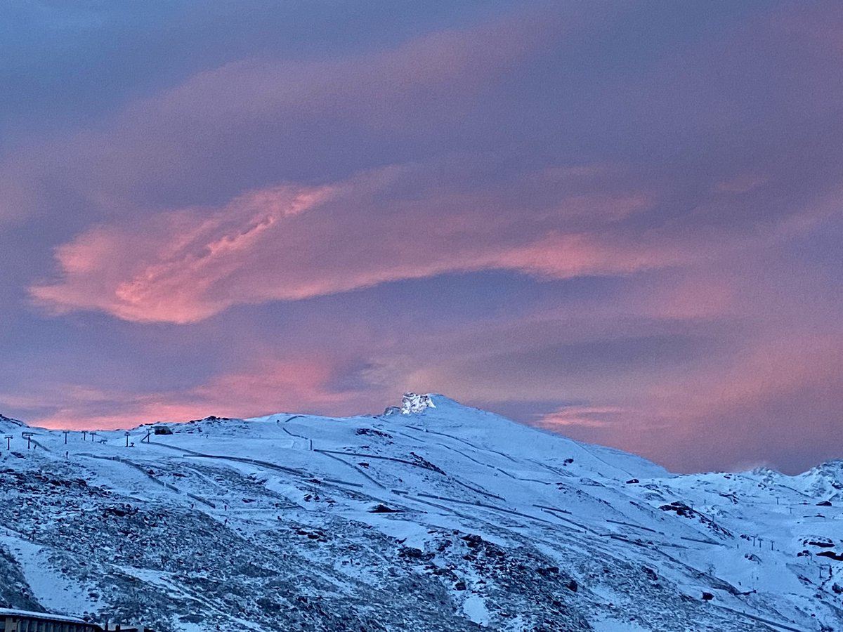 MeteoSN's tweet photo. El paso de la #DANA nos ha dejado #nieve en todas las cotas y un amanecer de película.
#sierranevada https://t.co/6LqxSGhzt6