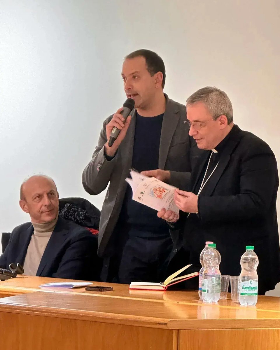 prolocobas's tweet photo. Siamo grati e onorati di aver consegnato al nostro Vescovo Diocesi di #Melfi #Rapolla #Venosa Monsignor Ciro Fanelli la #tesseradelsocio onorario di #Epli Ente Pro-Loco Italiane #ProLocoBasilicata  ❤️🇮🇹
#proloco #barile #Vulture #basilicata #lucania https://t.co/Ft6Y8BTgYO