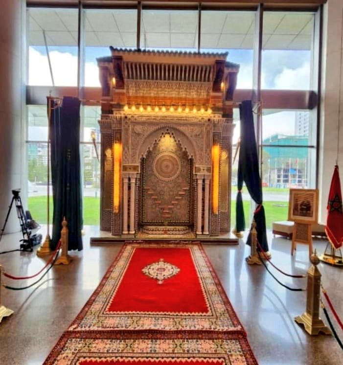 maroc2988's tweet photo. تم يوم 15 فبراير 2024، بمقر الاتحاد الإفريقي بأديس أبابا، تدشين نافورة تقليدية، مهداة من المملكة المغربية🇲🇦 إلى المنظمة الإفريقية..
وتعكس هذه النافورة، أصالة الصناعة التقليدية المغربية وبهاء الزليج المغربي الأصيل.

#المغرب_أولا
#الزليج_المغربي 
#لا_لسرقة_التراث_المغربي https://t.co/APSFOObMDR