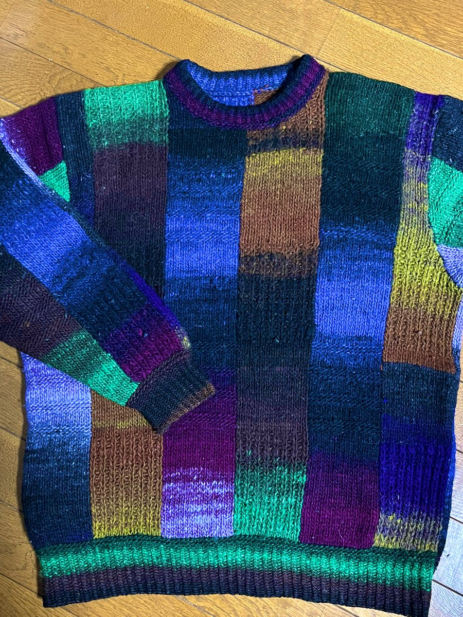 夫が仕事に着て行っているくたびれたセーター
ウン十年前にユザワヤでキットを購入して編んだものですがいまだ現役。当時いいお値段だった覚えがありましたが、野呂英作さんのクレヨンでした。流石の長持ち。
新しいセーターができても多分まだ現役😊

#編み物
 #野呂英作