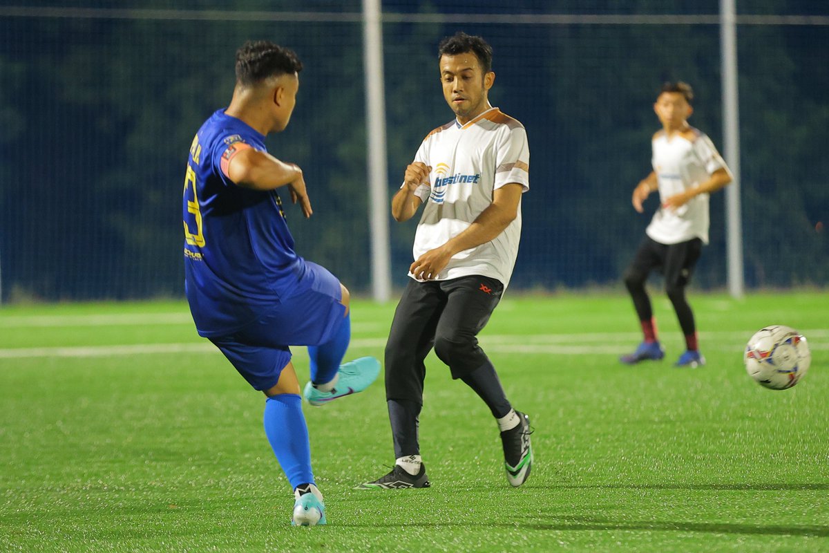 Exciting showdown on the field! Bestinet and JIM KLIA faced off in a thrilling friendly football match last night.  A great display of sportsmanship, teamwork, and passion for the game. Cheers to both teams for an unforgettable match!
#BestinetVsJIM #FriendlyMatch #TeamSpirit
