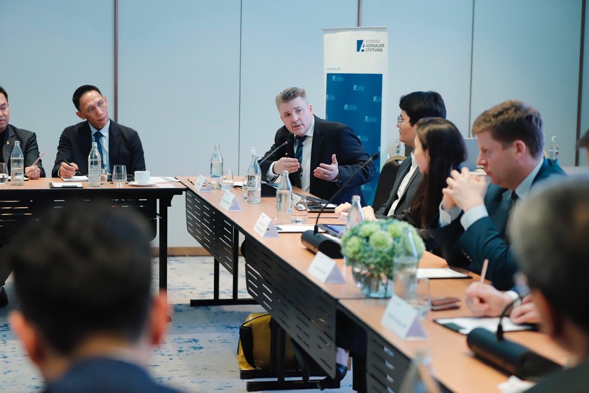 CelineACaro's tweet photo. How to steer the course of #digitalization? @KASonline Thailand office &amp; @CenterCpg at @thammasat_uni organized a panel w/ 🇩🇪 MPs @JoSteiniger &amp; @StHeck &amp; 🇹🇭 experts to discuss chances &amp; challenges of digital economy.  #dataprotection #CyberSec #AI #education #FTA #infrastructure https://t.co/imu3Dnv2lc