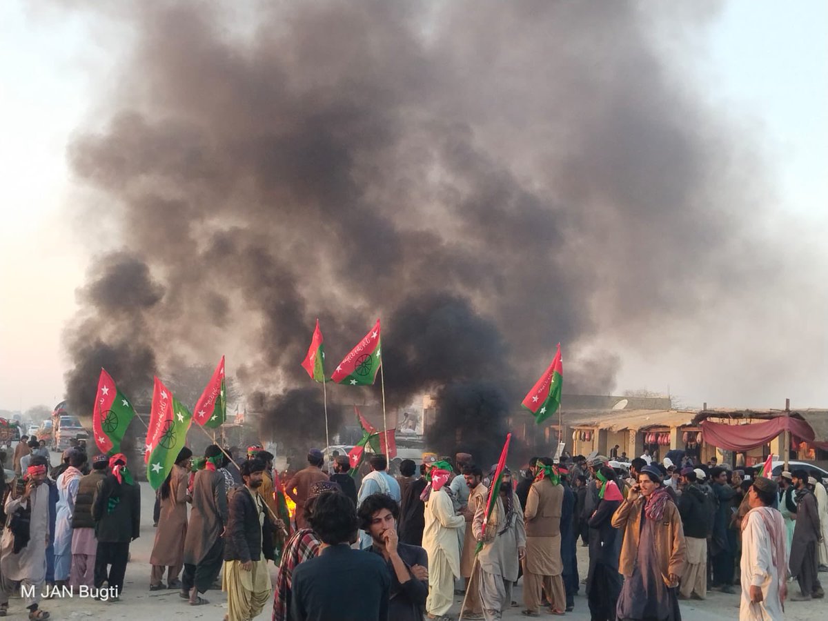 Nawabzadabugti's tweet photo. این اے 253اور PB-10 میں دھاندلی کے خلاف جمہوری وطن پارٹی کا احتجاج جاری ہے ۔ ہزاروں کی تعداد میں پارٹی کارکن اس وقت احتجاج اور دھرنے میں شریک ہیں ۔ مطالبات کی منظوری تک  احتجاج کا سلسلہ جاری رہے گا https://t.co/loOtROK7b5