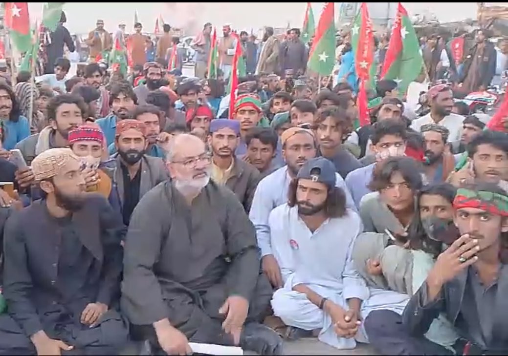 Nawabzadabugti's tweet photo. این اے 253اور PB-10 میں دھاندلی کے خلاف جمہوری وطن پارٹی کا احتجاج جاری ہے ۔ ہزاروں کی تعداد میں پارٹی کارکن اس وقت احتجاج اور دھرنے میں شریک ہیں ۔ مطالبات کی منظوری تک  احتجاج کا سلسلہ جاری رہے گا https://t.co/loOtROK7b5