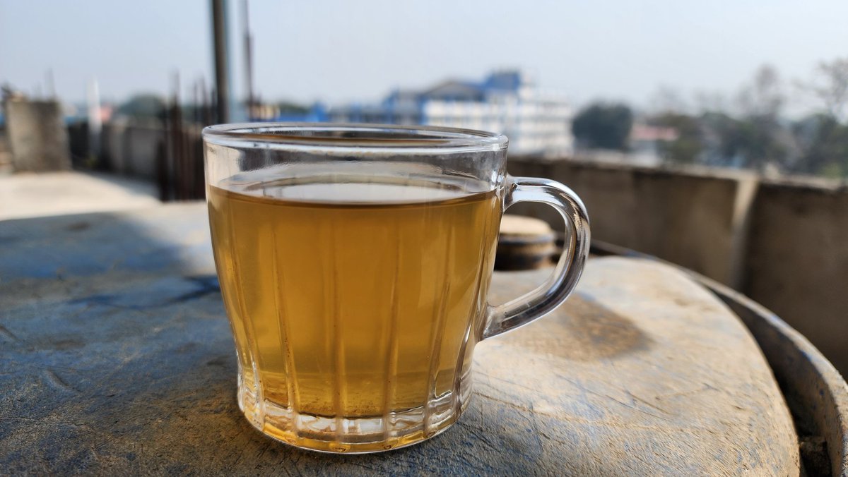 iMaanthaa's tweet photo. चियाको बारेको कौतुहलताले तारानाथ शर्मा, ८५ सँग कुरा गर्ने संयोग जुर्यो ! ओहो... कत्रो अनुभवको भण्डार अनि यो उमेरमा पनि बोलीमा कति स्फुर्ति!
फेशन बनेको ग्रिन-टी लाई जीवनशैली नै बनाउँदा पनि फरक नपर्ला ! उत्पादनको भोल्यूमलाई मात्र ध्यान राखिने CTC चिया भन्दा #OrthodoxTea मा कला छ https://t.co/b703Qm6A3l